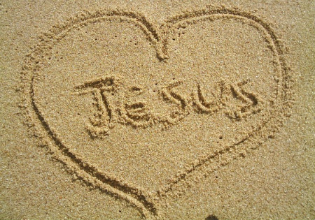 er wordt over de liefde van Jezus verteld en voorgelgeefd